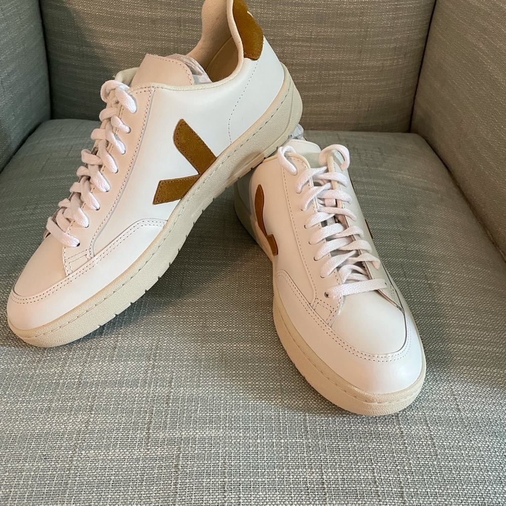 NWT Vejas V-12 Leather Extra White and Camel Suede - size 9